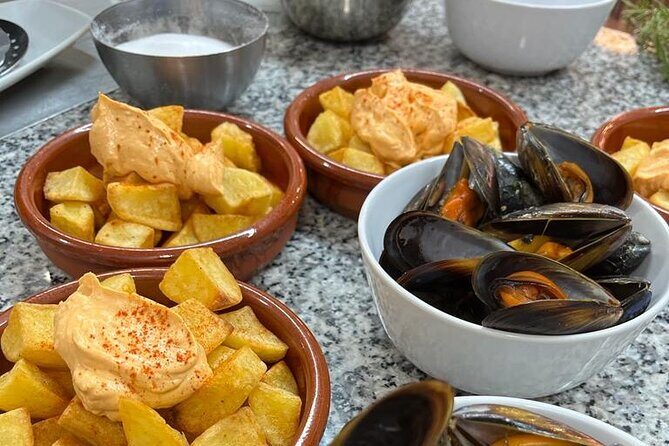 Valencian paella cooking class, tapas and visit to Ruzafa market. - Cooking Valencian paella with chicken and rabbit: the hands-on lesson