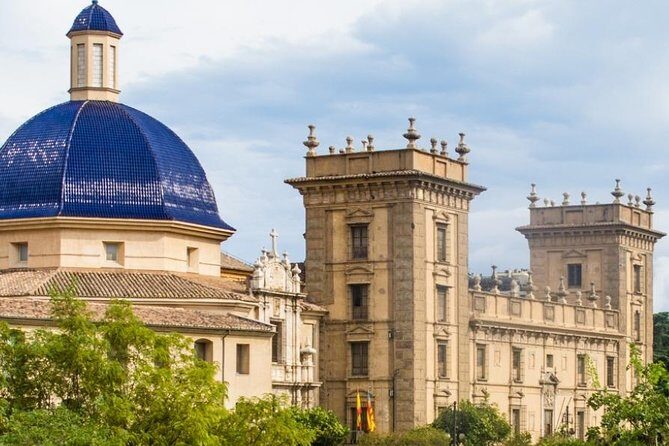 Walking in Valencia - Plaza Redonda: the round square that still feels handmade
