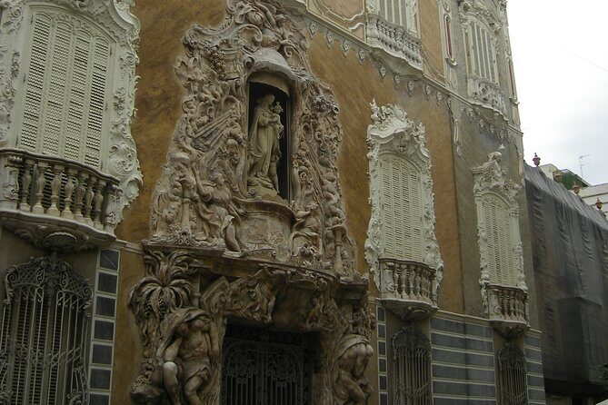Walking in Valencia - Plaça de la Reina: Cathedral area symbols and the Micalet Tower