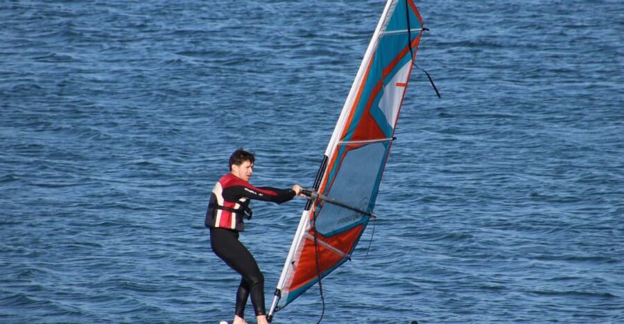 Windsurf class on Valencia beach - Meeting Anywhere Watersports and gearing up on the sand