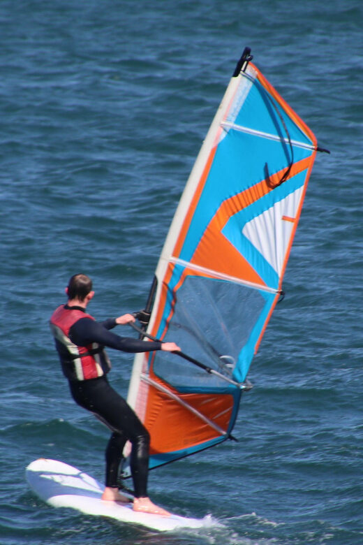 Windsurf class on Valencia beach - Safety and comfort: swimsuit, swimming level, and the rules that matter